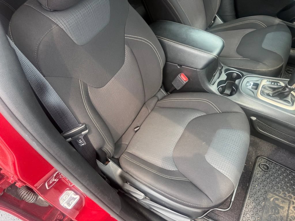 Used 2017 Jeep Cherokee Latitude w/ Cold Weather Group AWD/4WD image 57
