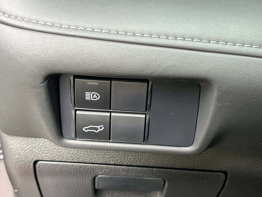 Used 2021 Toyota Highlander XLE AWD/4WD image 39