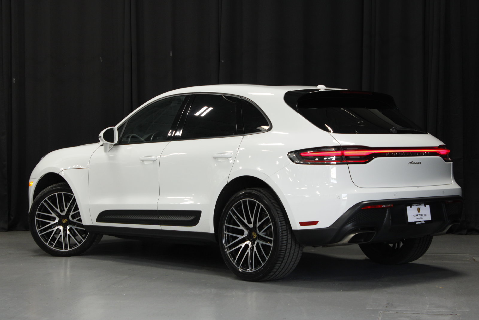 Used 2022 Porsche Macan AWD/4WD image 3