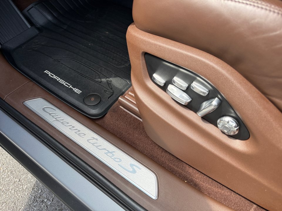 Certified 2020 Porsche Cayenne Turbo S AWD/4WD image 25