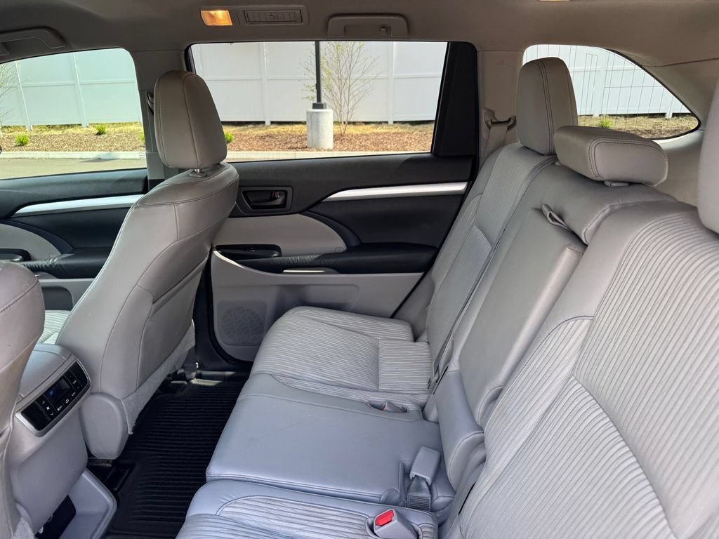 Used 2014 Toyota Highlander Plus w/ Preferred Accessory Package AWD/4WD image 8