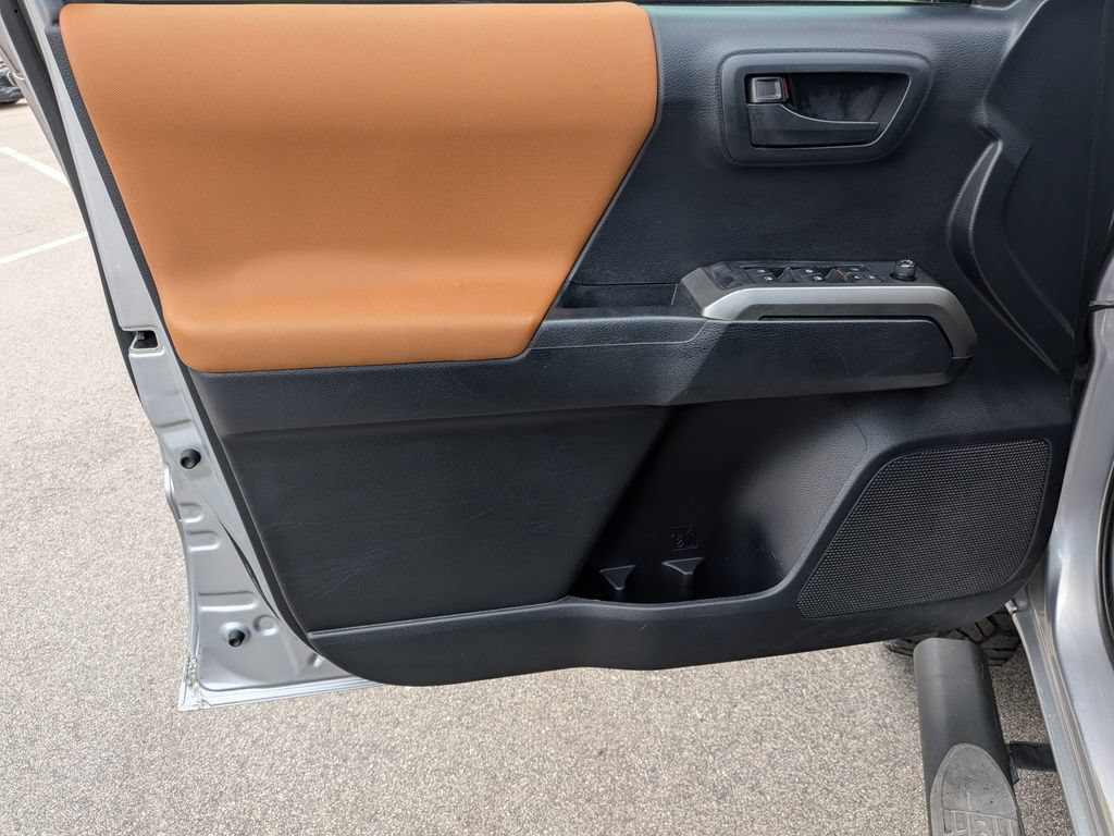 Used 2019 Toyota Tacoma SR5 RWD image 9