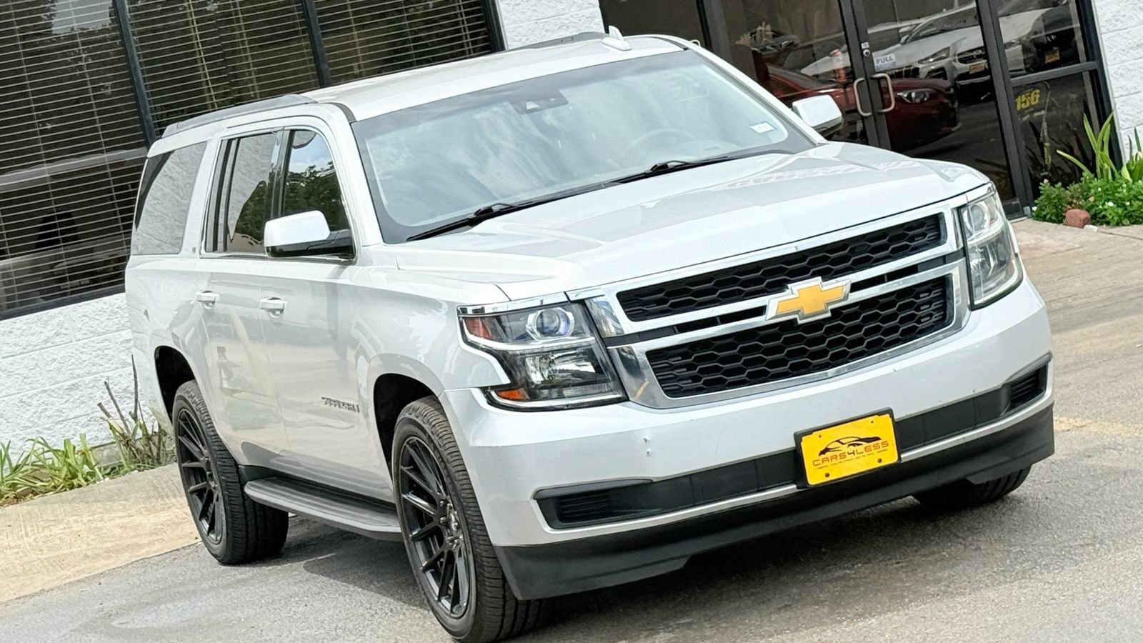 Used 2016 Chevrolet Suburban LT RWD image 2