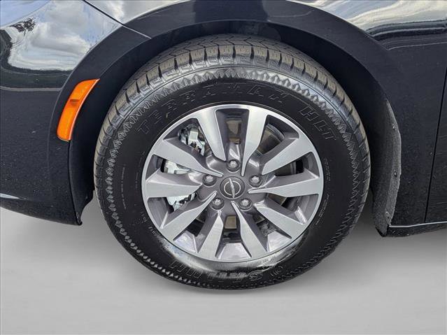 Used 2024 Chrysler Pacifica Select image 24