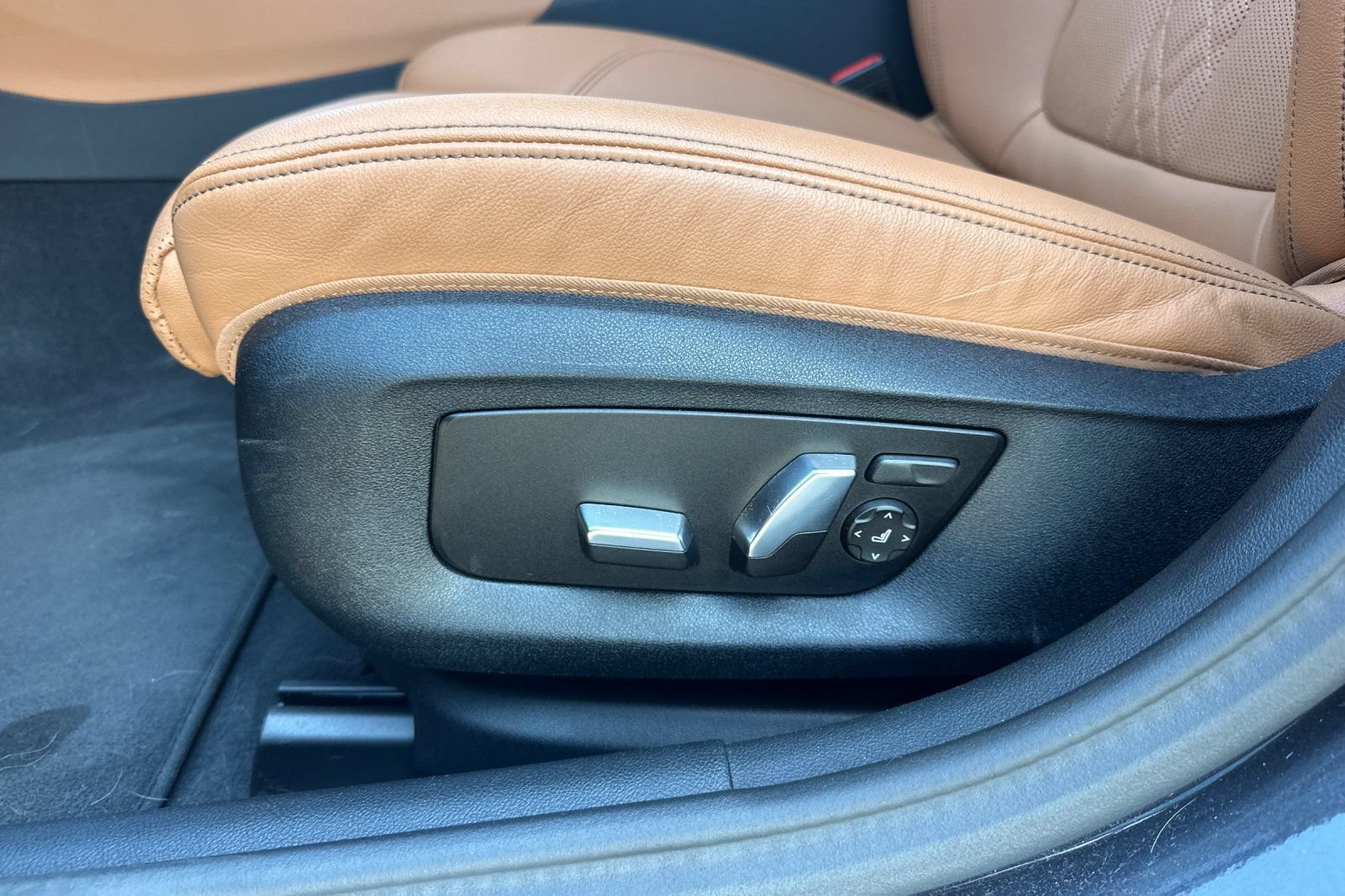 Used 2023 BMW 530e w/ M Sport Package RWD image 13