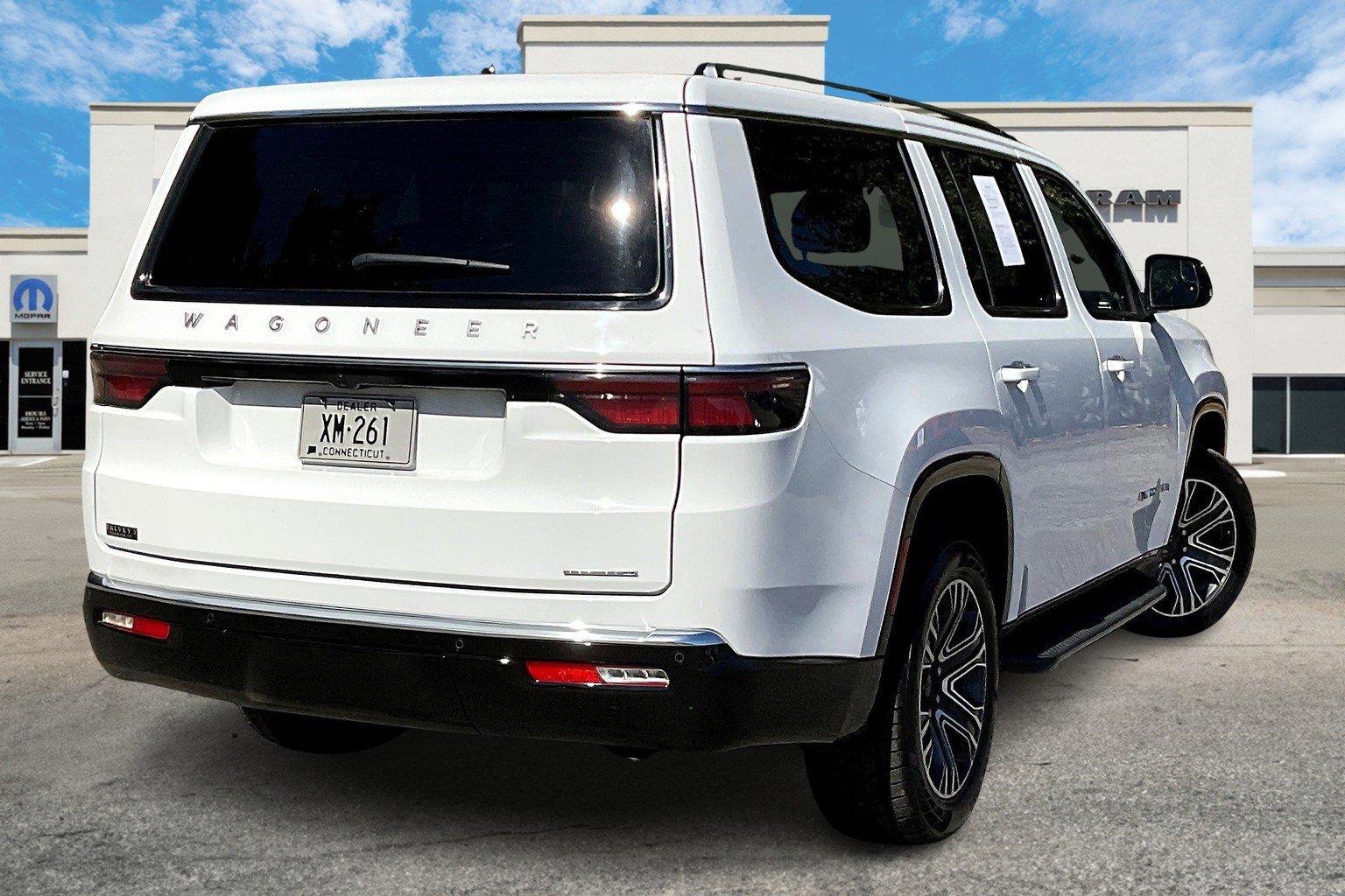 Used 2024 Jeep Wagoneer Series II w/ Flexible Seating Group image 2