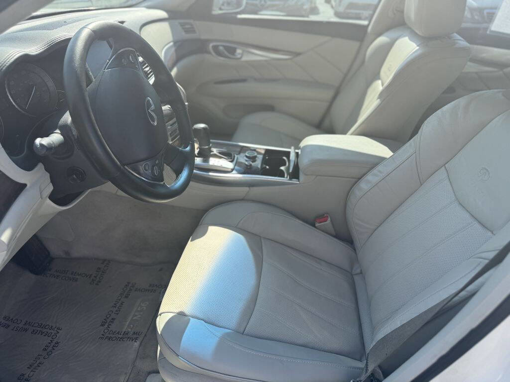 Used 2011 INFINITI M56 w/ Deluxe Touring Pkg image 9