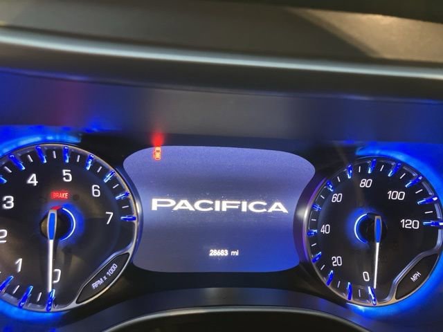 Used 2023 Chrysler Pacifica Touring-L image 9
