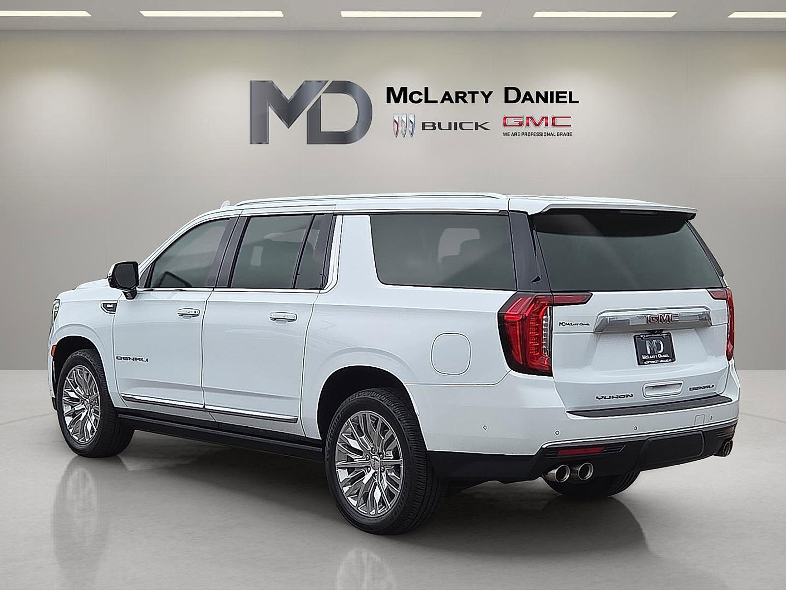 Used 2023 GMC Yukon XL Denali w/ Advanced Technology Package AWD/4WD image 4