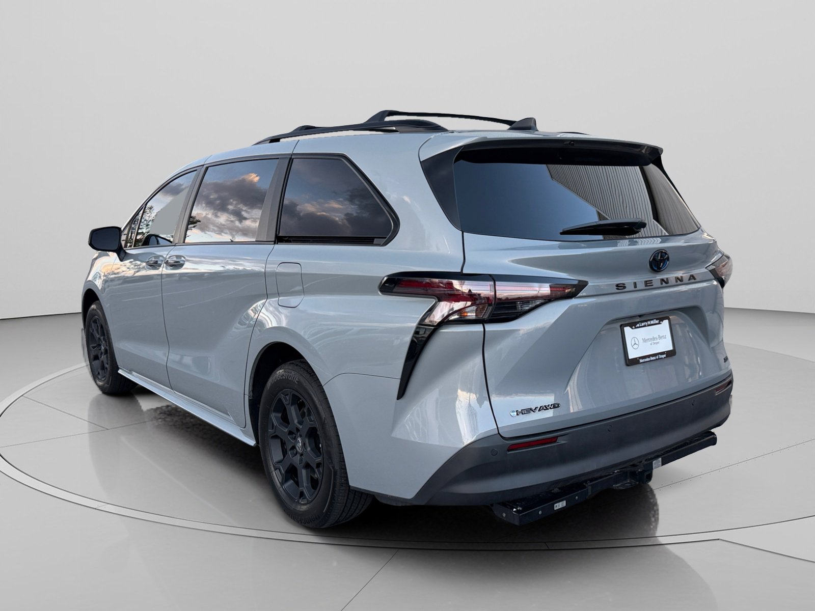 Used 2025 Toyota Sienna XLE Woodland Edition image 3