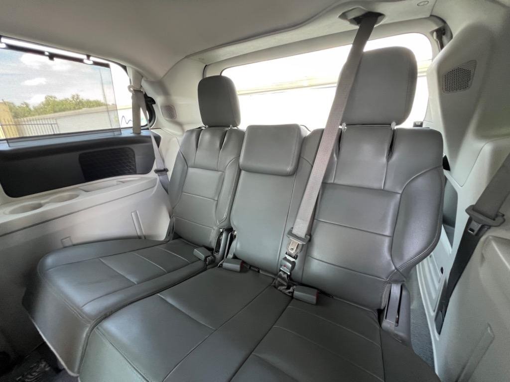 Used 2012 Volkswagen Routan SEL FWD image 10