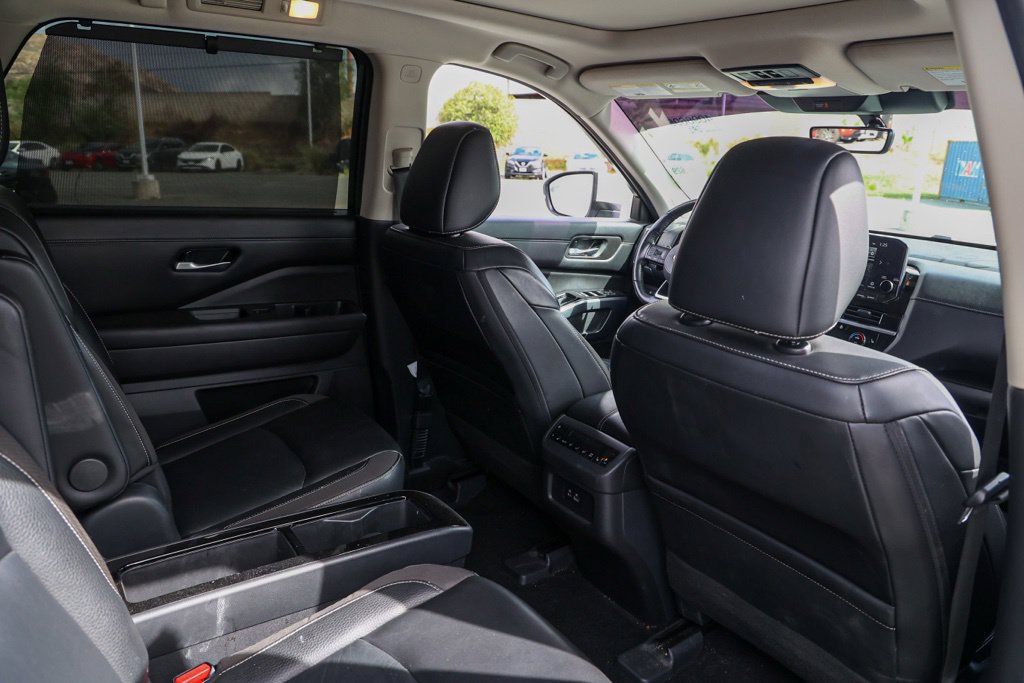 Used 2024 Nissan Pathfinder SL w/ SL Premium Package FWD image 18