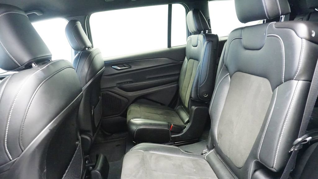 Used 2023 Jeep Grand Cherokee L Laredo image 15