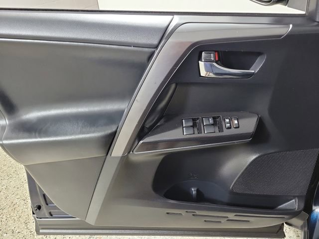 Used 2018 Toyota RAV4 SE image 22