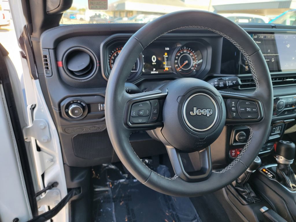Used 2025 Jeep Wrangler Unlimited Rubicon w/ Convenience Group AWD/4WD image 15