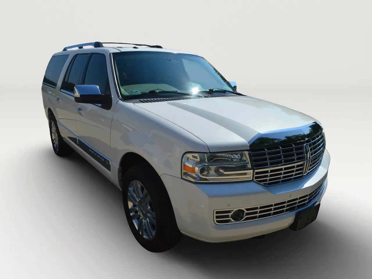 Used 2014 Lincoln Navigator L 4WD image 11