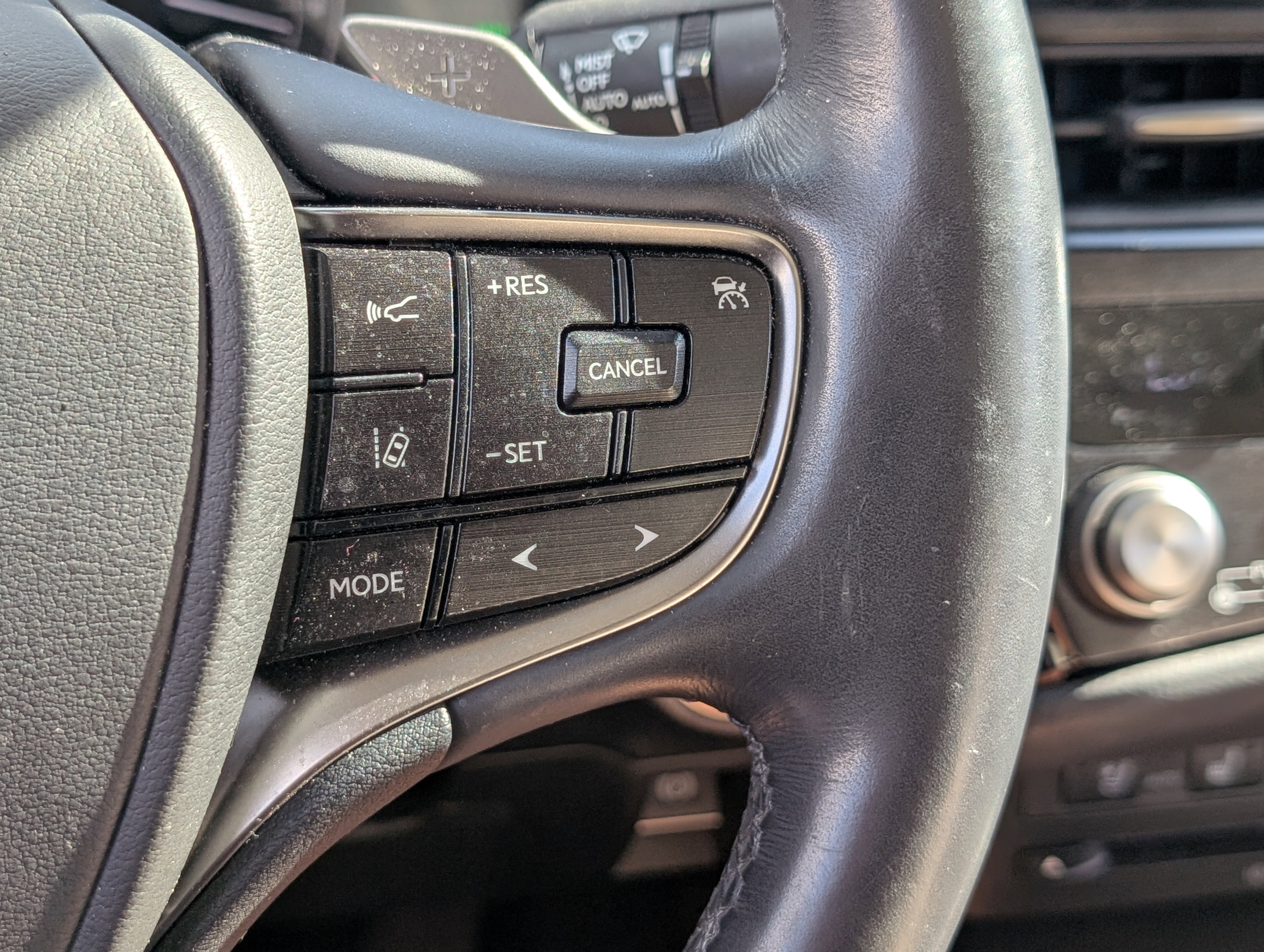 Certified 2022 Lexus ES 300h w/ Premium Package image 23