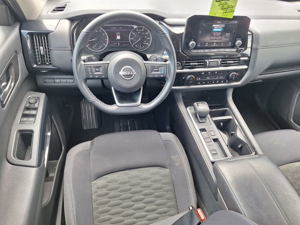Used 2024 Nissan Pathfinder SV image 11