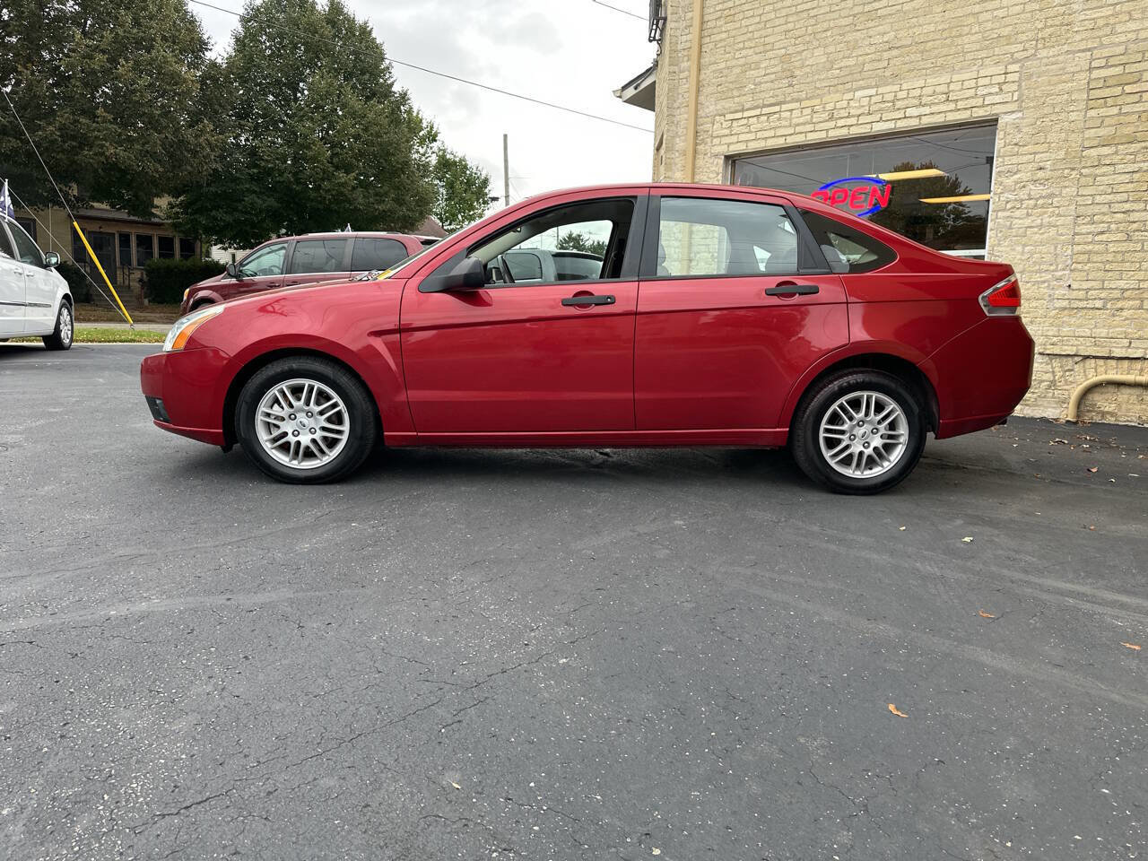Used 2010 Ford Focus SE image 2
