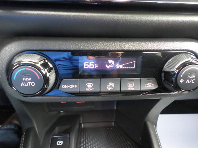 Used 2021 Nissan Kicks SR image 11