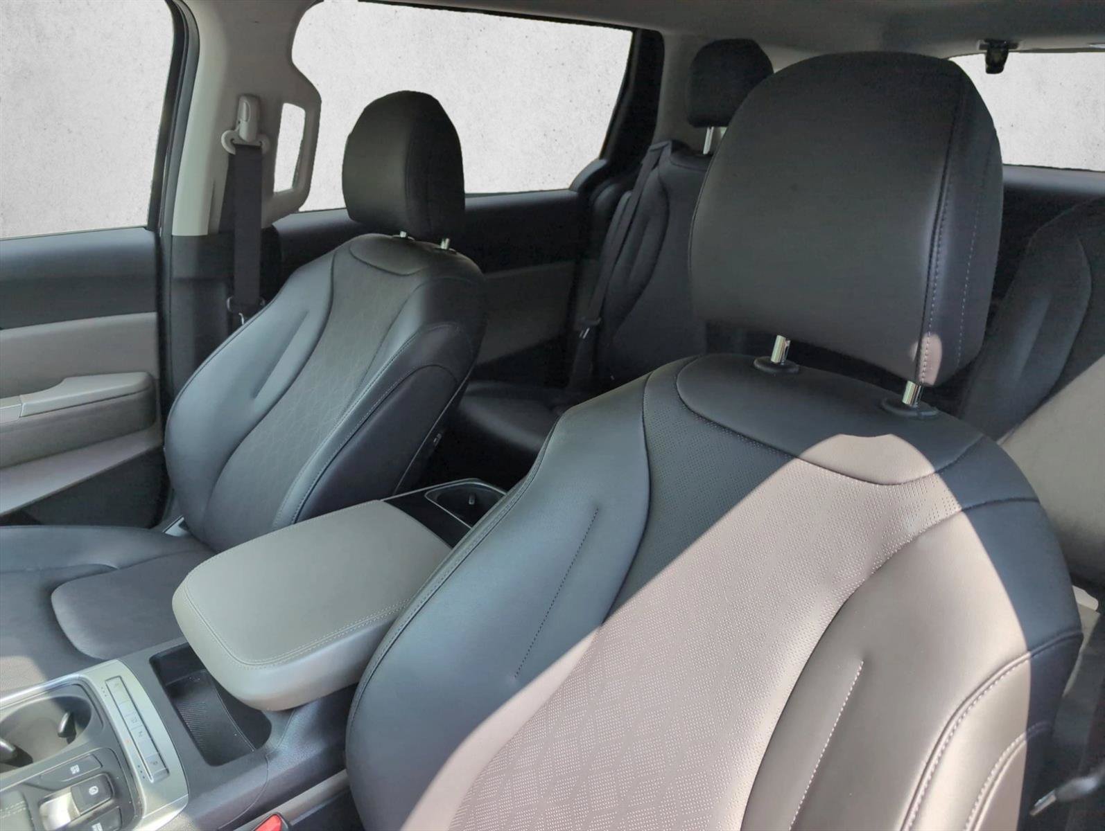 Used 2025 Kia Carnival FWD image 12
