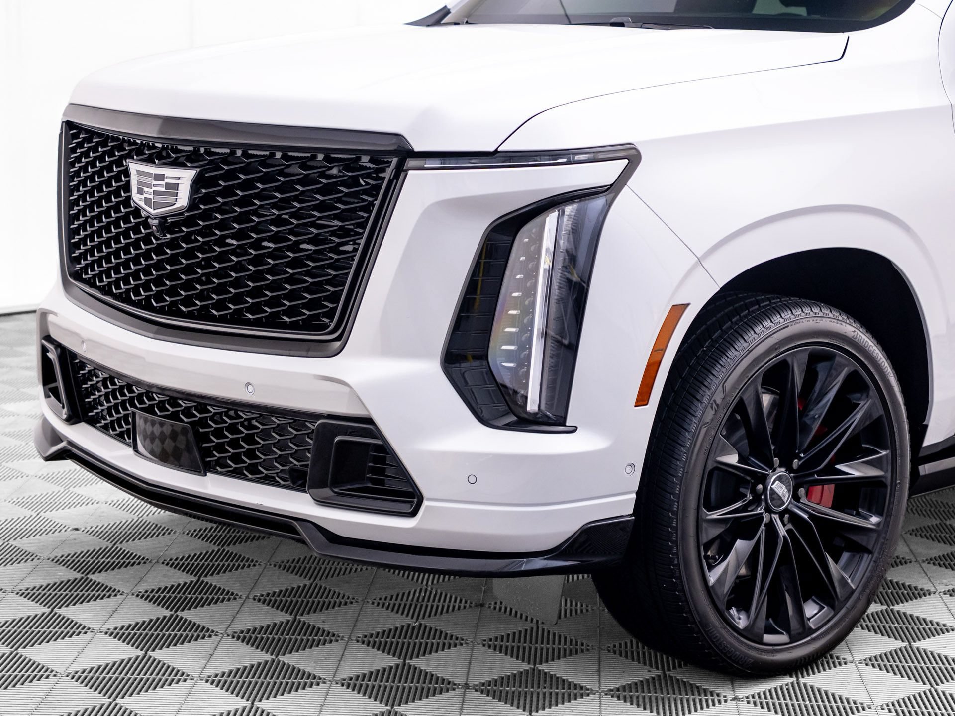 Certified 2025 Cadillac Escalade V w/ LPO, ONYX Package AWD/4WD image 43
