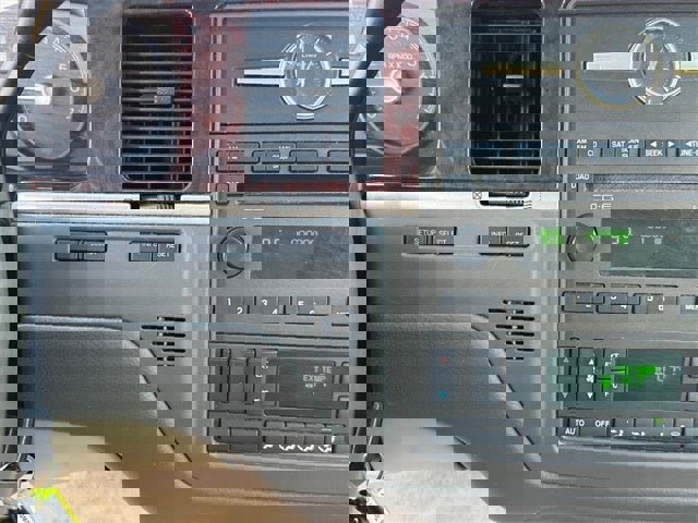 Used 2007 Lincoln Town Car Signature Limited image 22