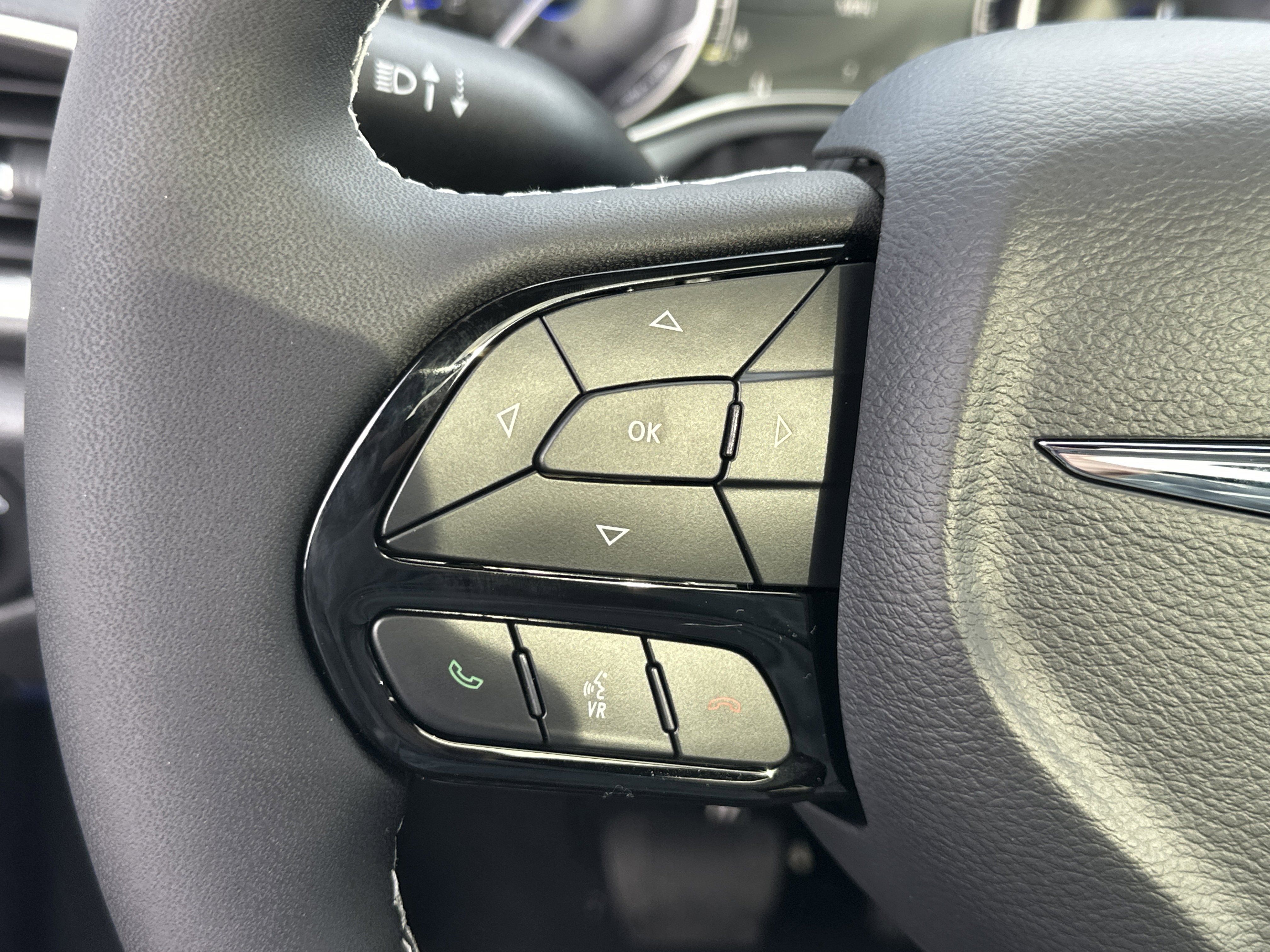 New 2026 Chrysler Pacifica Limited w/ Uconnect Theater Family Group image 10