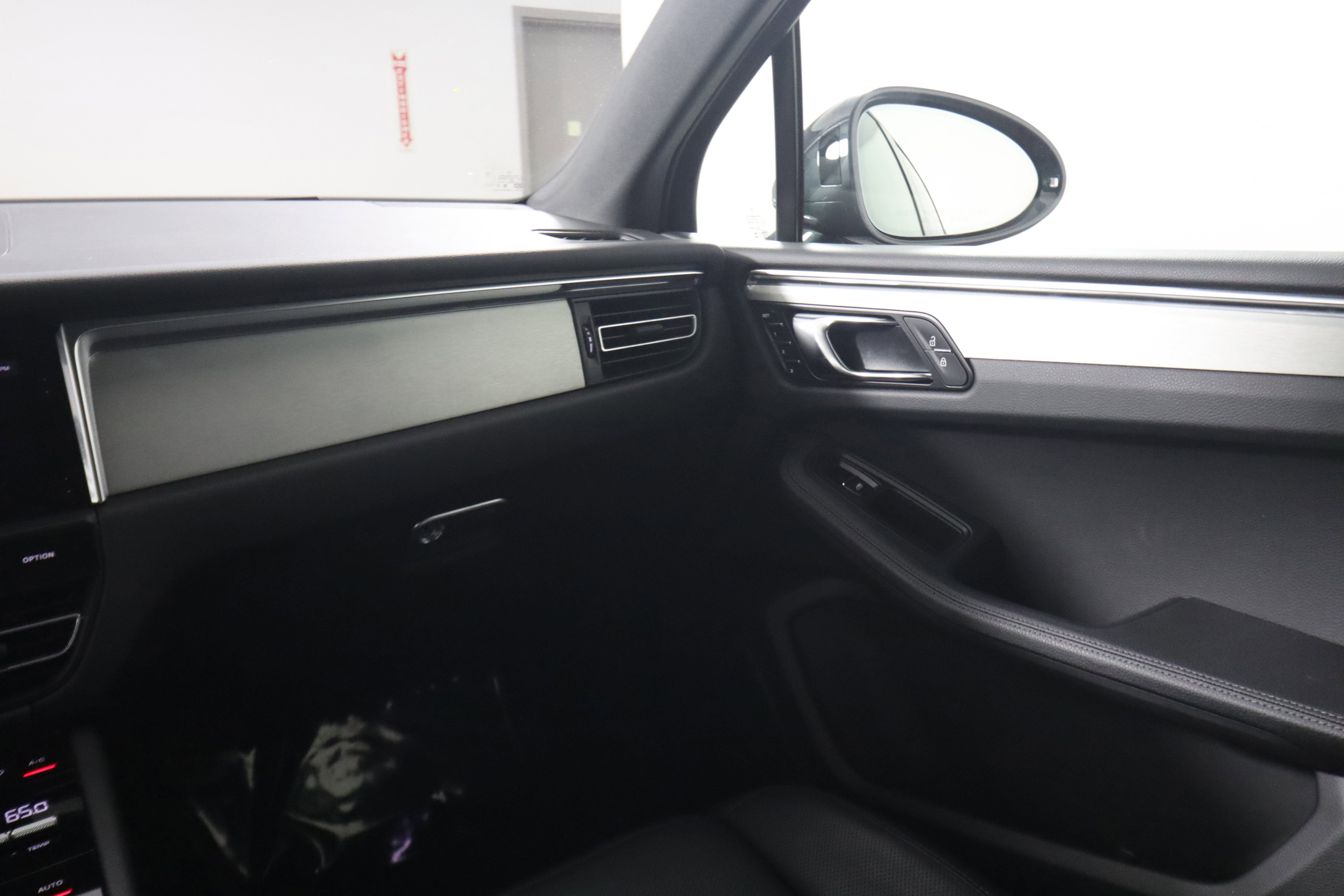 Certified 2025 Porsche Macan image 14