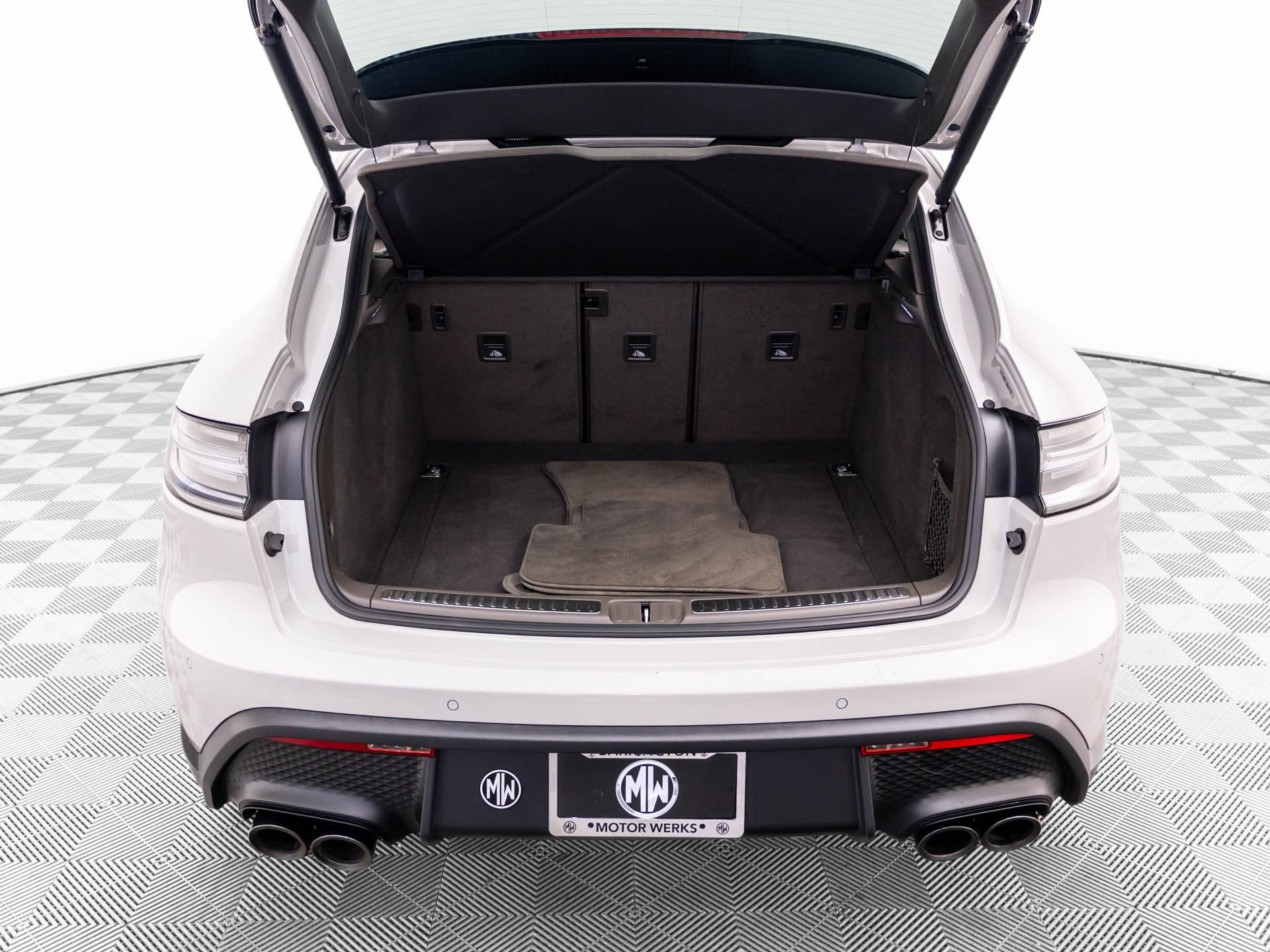 Certified 2023 Porsche Macan AWD/4WD image 37