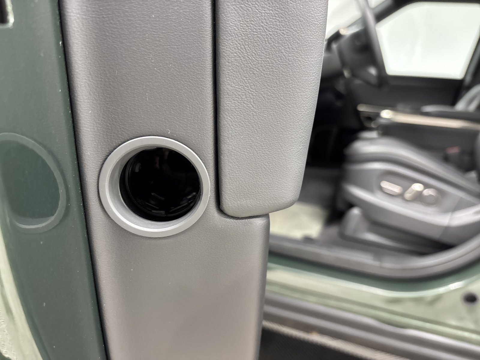 Used 2023 Rivian R1S Adventure image 32