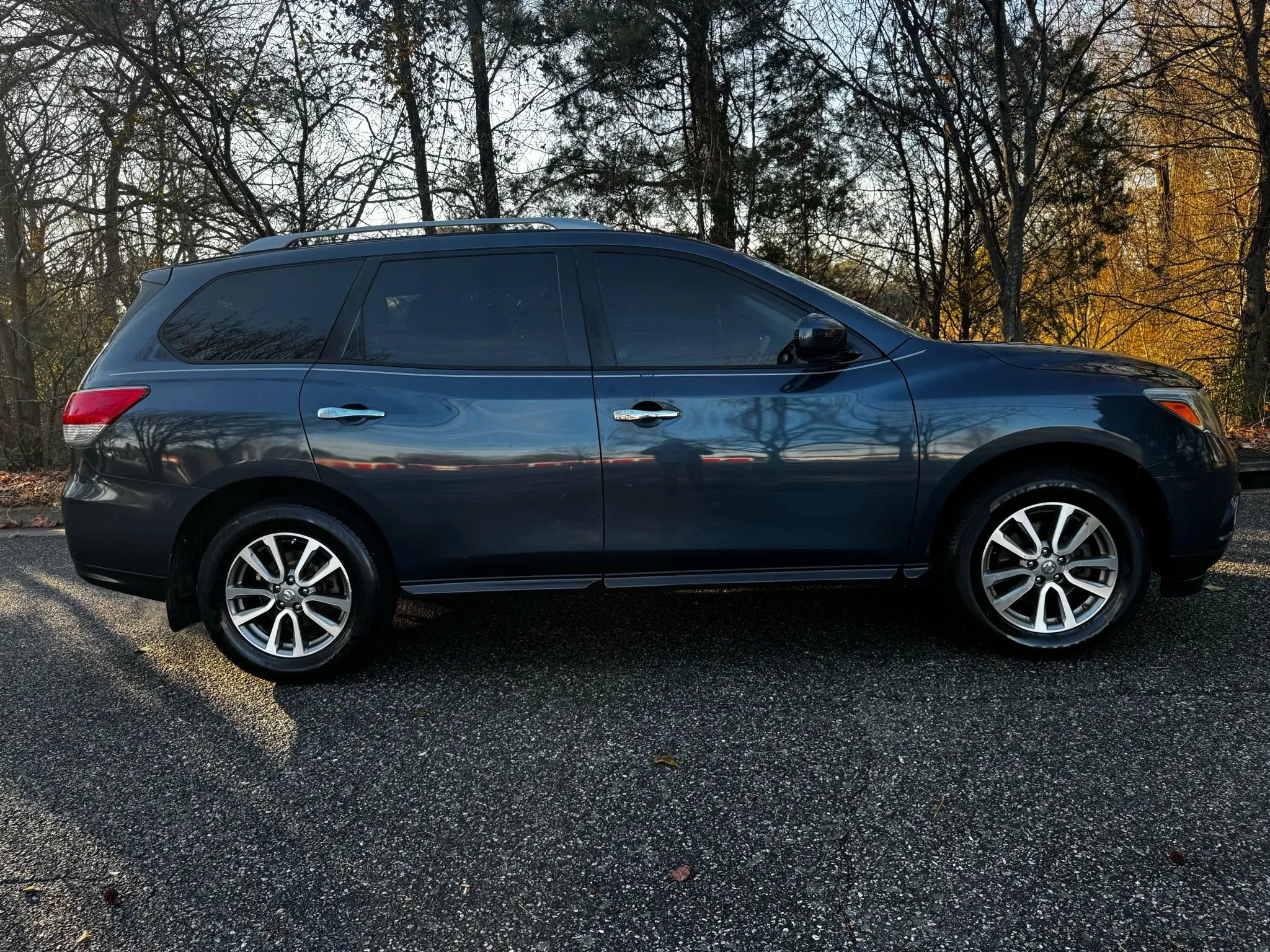 Used 2013 Nissan Pathfinder SV w/ Cargo Pkg image 3