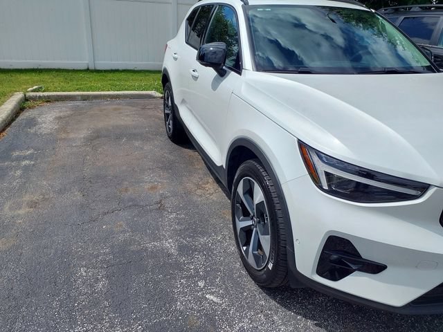 Certified 2026 Volvo XC40 B5 Plus AWD/4WD image 3