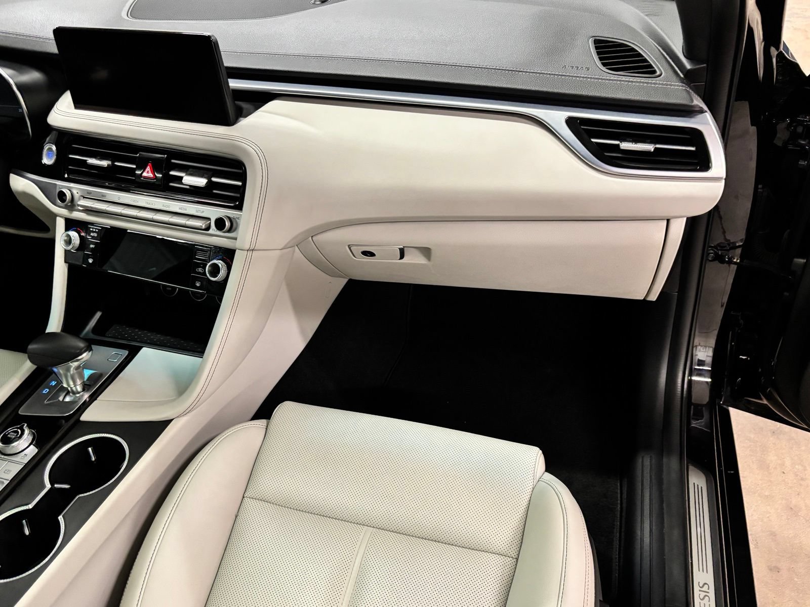 Used 2024 Genesis G70 2.5T RWD image 21