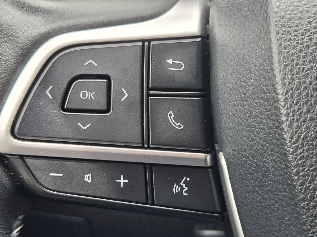 Used 2024 Toyota Highlander XLE FWD image 24