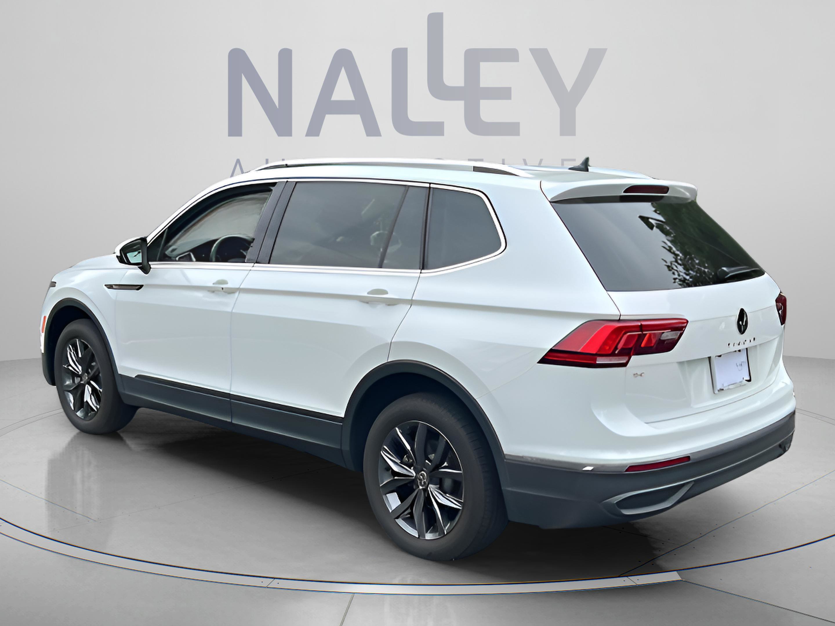 Used 2023 Volkswagen Tiguan SE w/ Panoramic Sunroof Package FWD image 3