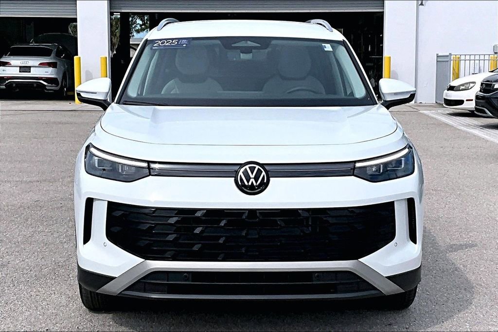 Certified 2025 Volkswagen Tiguan SE image 10