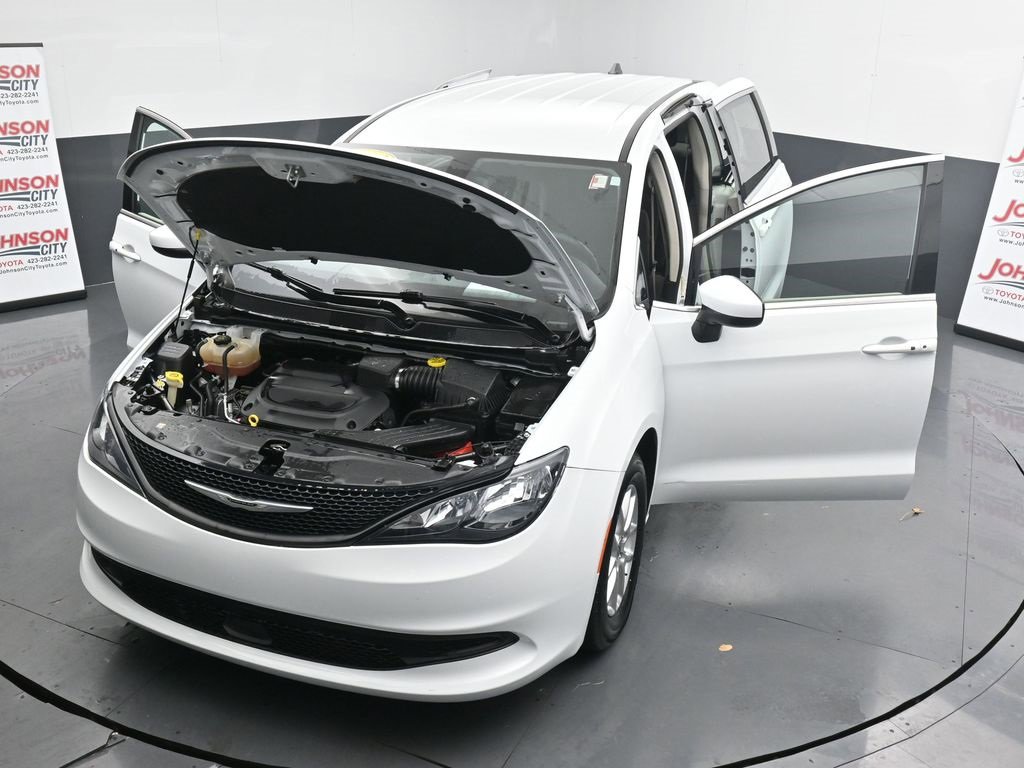 Used 2022 Chrysler Voyager LX image 40