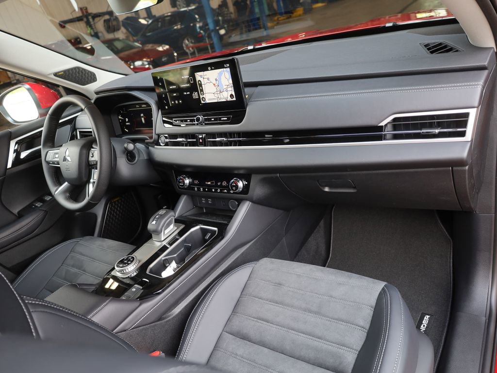 New 2025 Mitsubishi Outlander SE image 14
