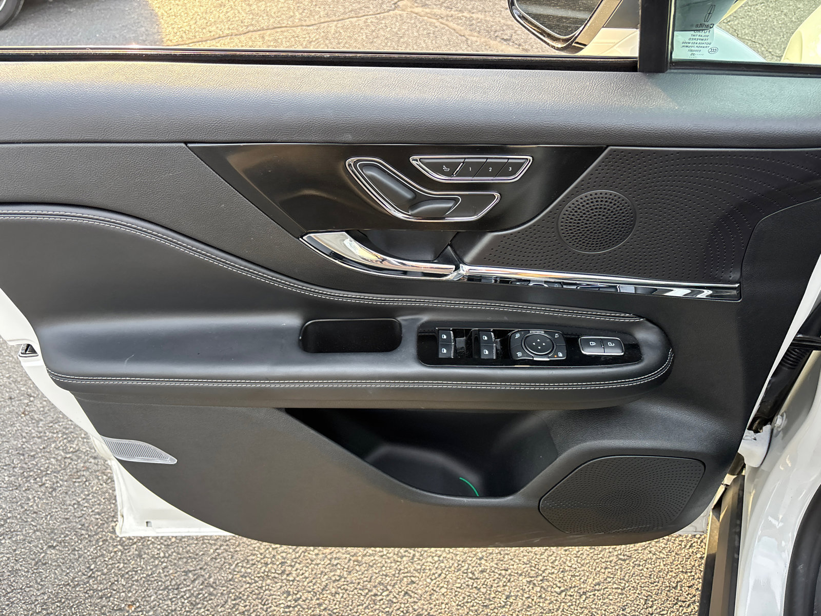 Used 2025 Lincoln Corsair AWD w/ Equipment Group 101A image 11