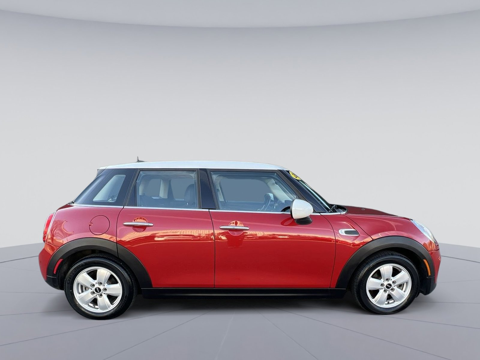 Used 2015 MINI Cooper 4-Door Hardtop image 6