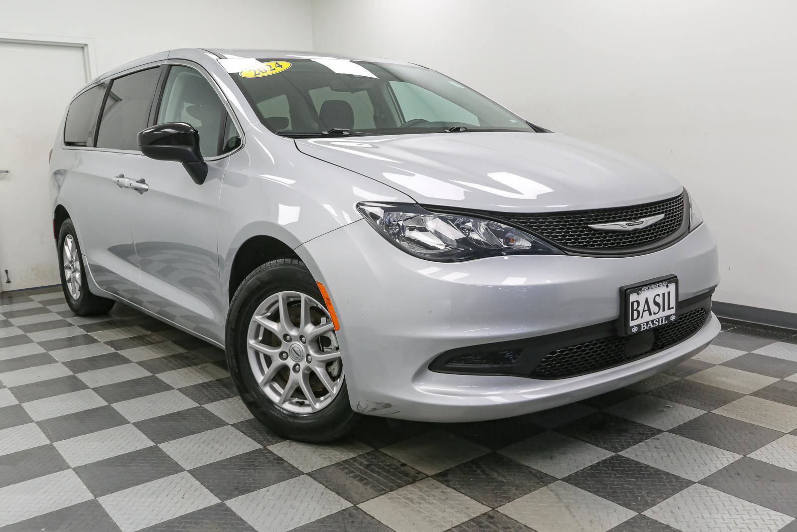 Used 2024 Chrysler Voyager LX image 2