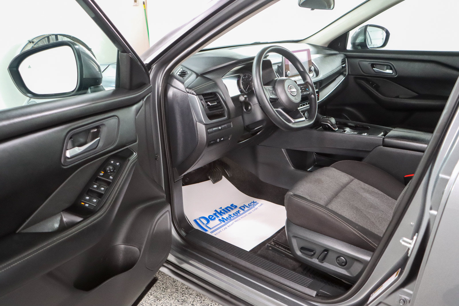 Used 2024 Nissan Rogue SV FWD image 3