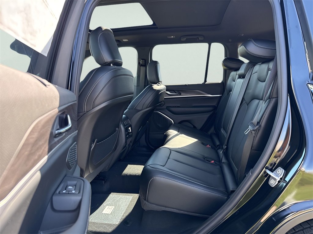 New 2025 Jeep Grand Cherokee Limited w/ Luxury Tech Group II image 18