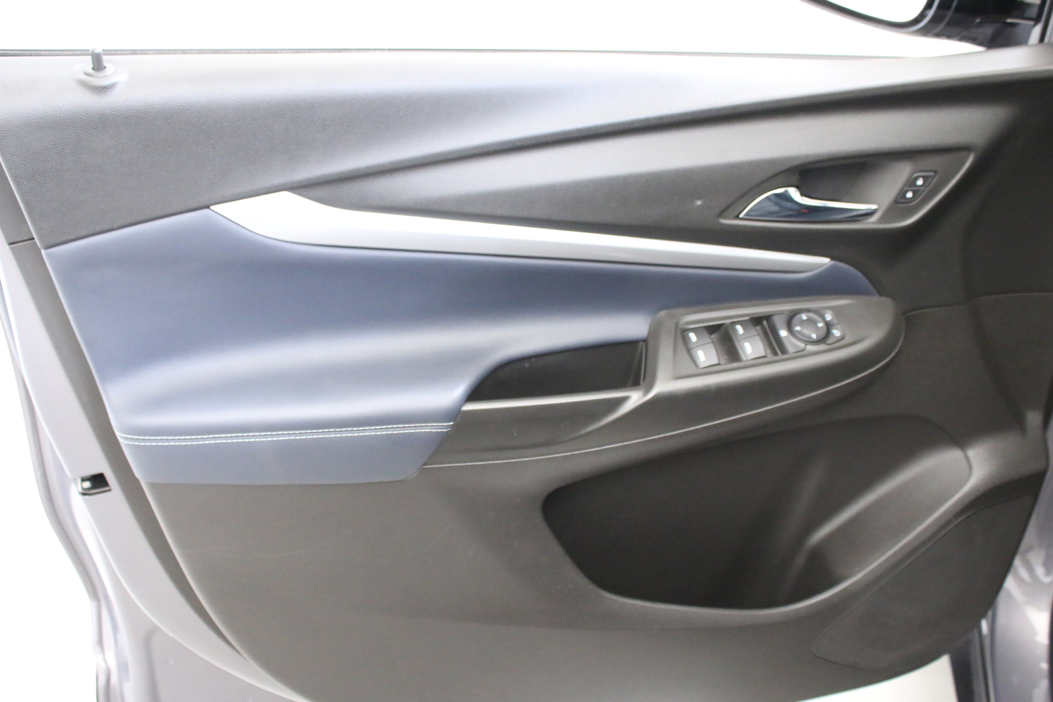 Used 2023 Chevrolet Bolt EUV LT w/ Convenience Package image 25