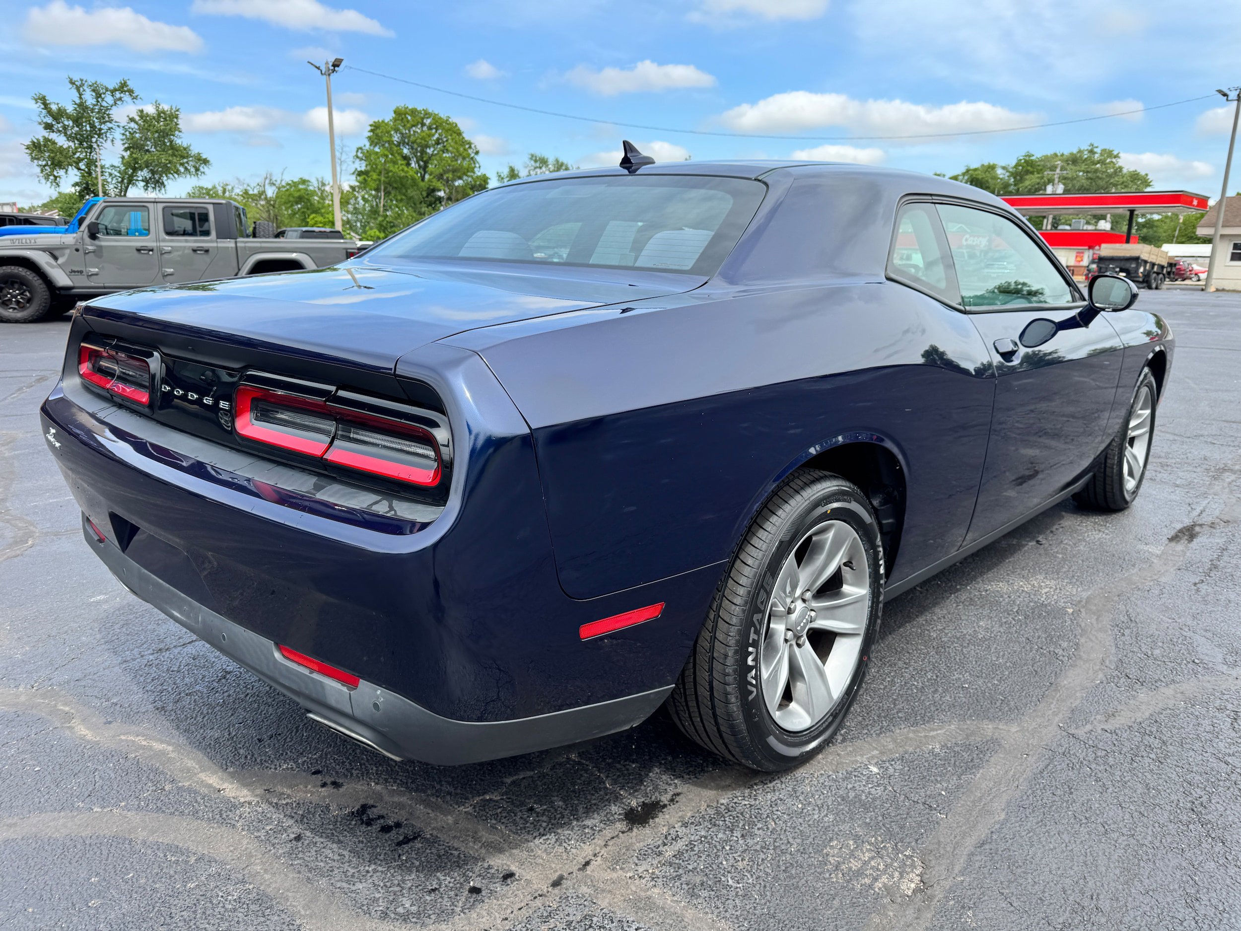 Used 2016 Dodge Challenger SXT w/ Driver Convenience Group RWD image 7