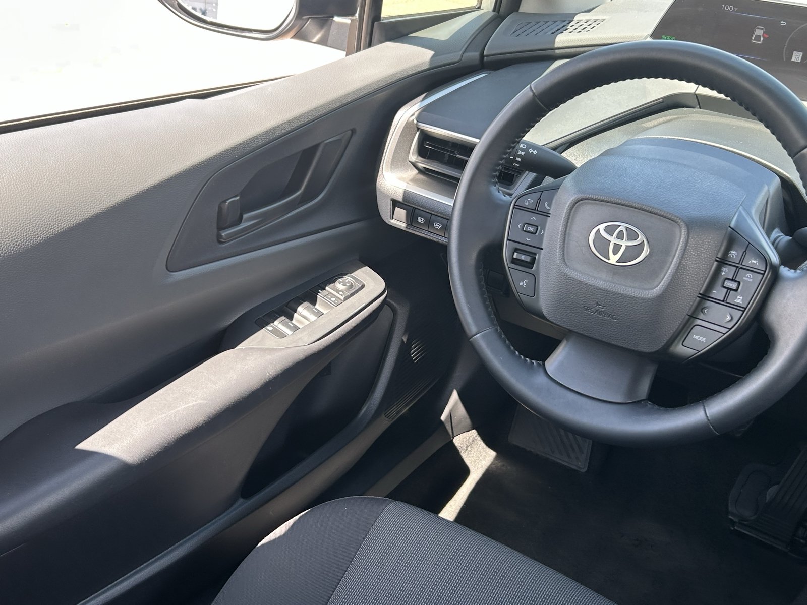 Used 2025 Toyota Prius LE FWD image 16
