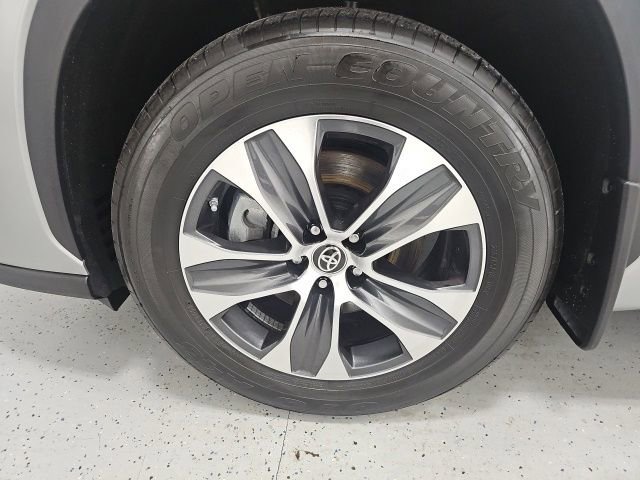 Used 2022 Toyota Highlander XLE image 10