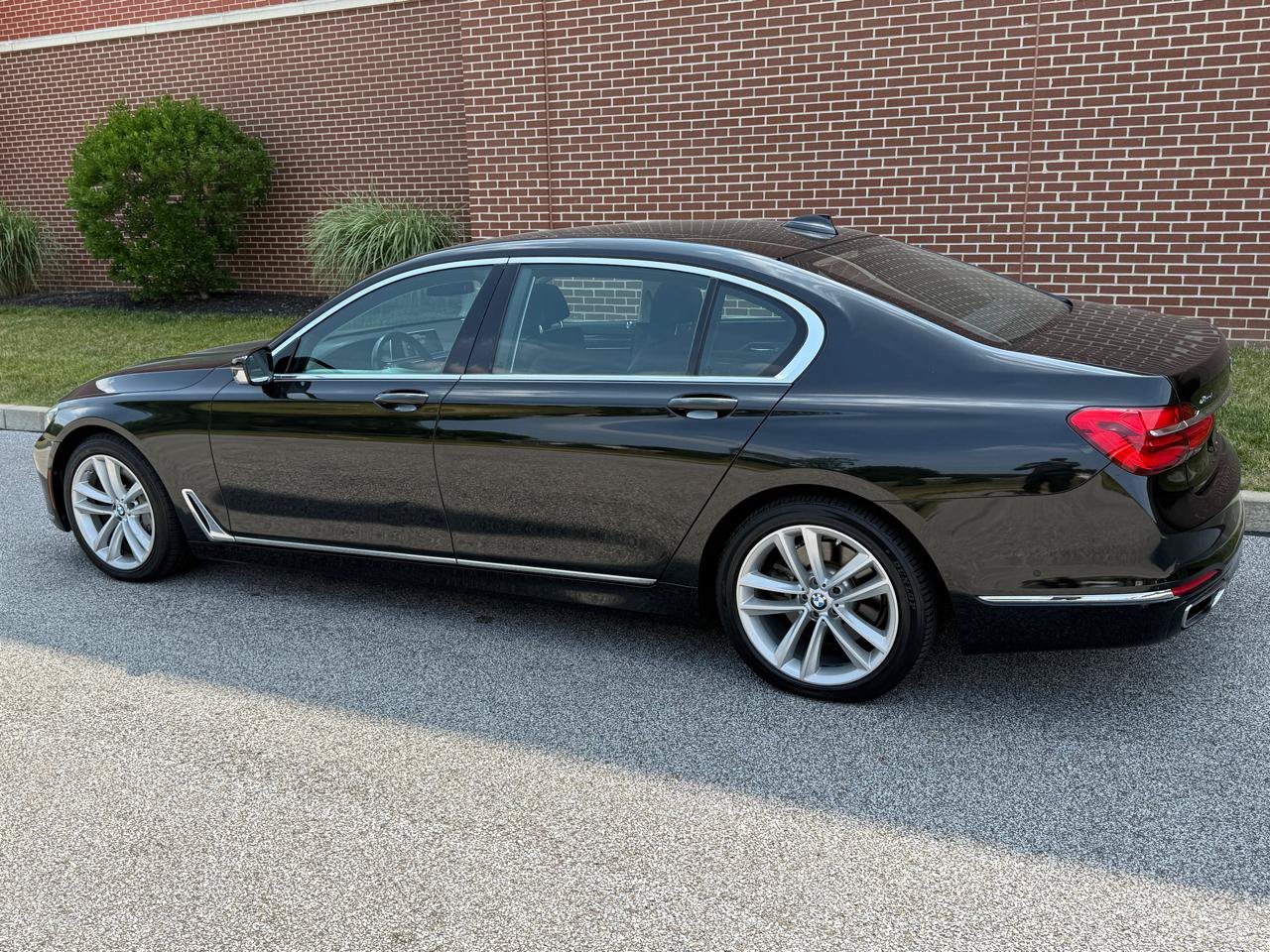 Used 2017 BMW 750i xDrive AWD/4WD image 7