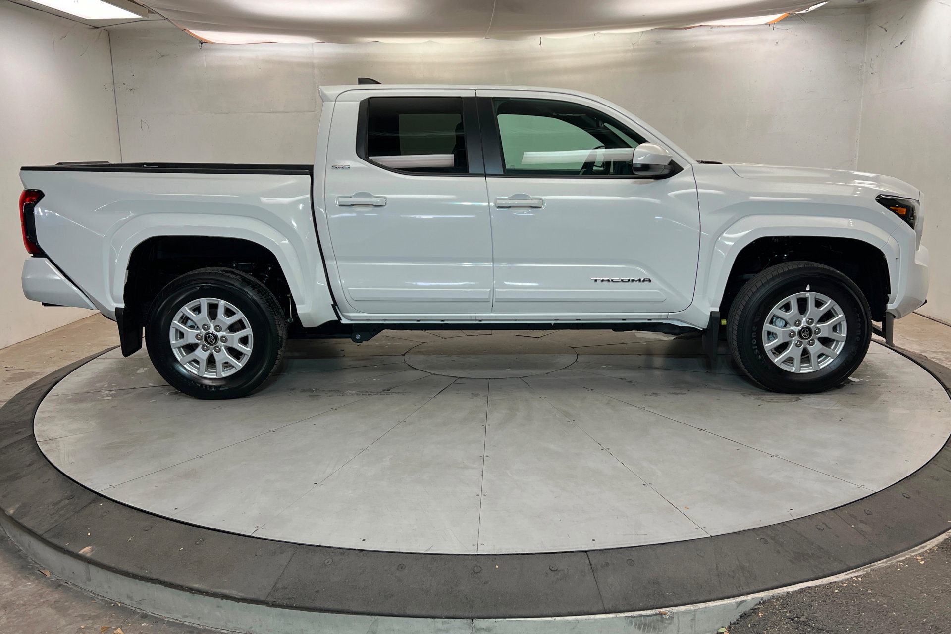 Used 2025 Toyota Tacoma SR5 AWD/4WD image 6